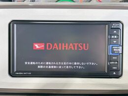 【純正ナビ】人気の純正ナビを装備しております。ナビの使いやすさはもちろん、オーディオ機能も充実！キャンプや旅行はもちろん、通勤や買い物など普段のドライブも楽しくなるはず♪