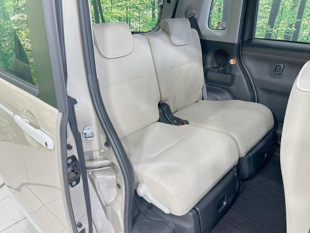 後部座席も気になるようなキズ・汚れやへたり等、大きなダメージはなく、良好な状態です。