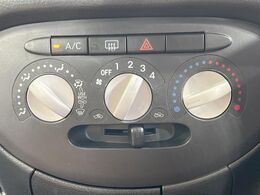 寒い冬も暑い夏も全席に快適な空調を届けてくれる、ダイヤル式エアコンを装備♪