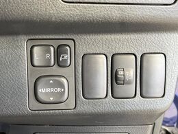 【電動格納ミラー】サイドミラーは電動格納式となっており、狭い駐車場でもキズがつくリスクを抑えられます。
