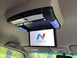【フリップダウンモニター】大画面モニターで後席でもエンタメをお楽しみいただけます。小さなお子様にも大人気の装備です♪