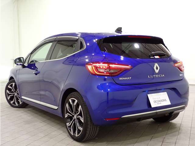 ご納車の前には専門スタッフによる点検・整備を実施いたします。さらにはご納車後のカーライフを想定し、各機関・電気系統のチェック、ロードテストも行いますので、ご遠方のお客様もご安心下さいませ。