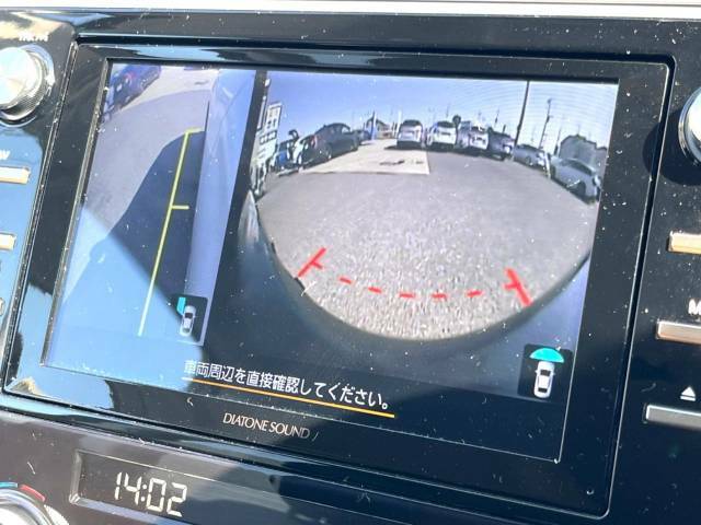 【フロント＆サイドカメラ】ドライバーから見にくい死角部分を映像で確認できる前方と左側面にカメラを装着。見通しがきかない場所や住宅密集地などを運転することが多い人におすすめの安心装備です。