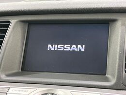 【純正ナビ】人気の純正ナビを装備しております。ナビの使いやすさはもちろん、オーディオ機能も充実！キャンプや旅行はもちろん、通勤や買い物など普段のドライブも楽しくなるはず♪