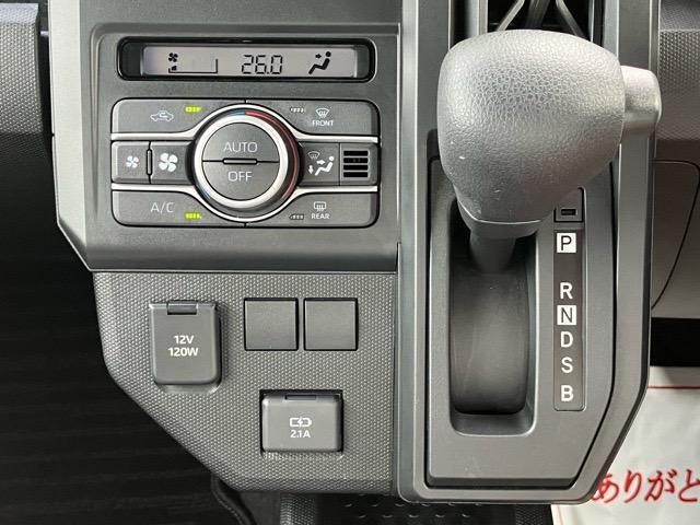インパネにシフトレバーがございます＾＾空間を広く使うことができ、ハンドルにも近いため操作性にも優れています☆