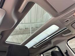 【ガラスルーフ】希少な大人気メーカーオプション。開放感溢れる車内を演出します☆