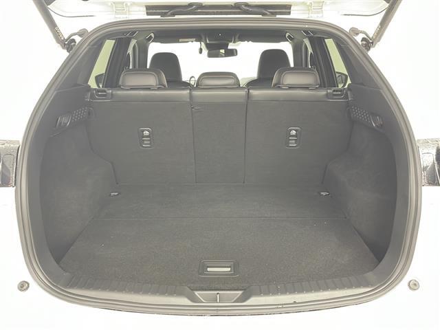 【トランク】積み込みやすくて、たっぷり積める荷室です。シートアレンジできるものは、乗車人数と荷物の量や大きさによってシートを動かすことができるので、より快適なドライブが可能です！
