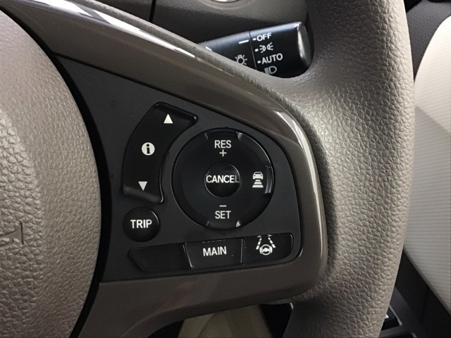 アクセルから足を離しても設定したスピードを保ち走行し、高速道路での疲労軽減に役立つクルーズコントロール付きです！