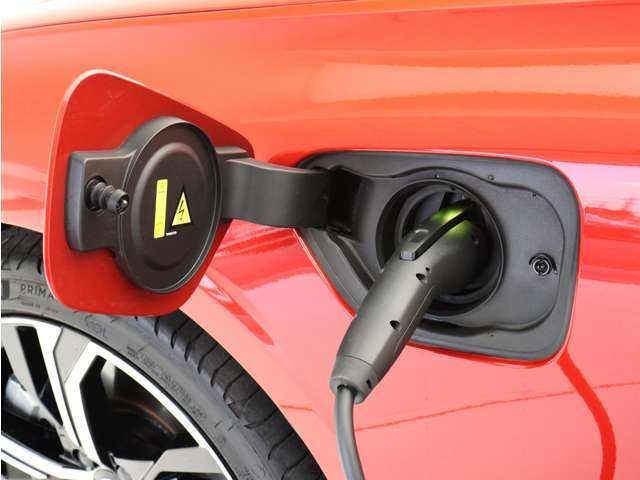 専用コードを接続するだけで簡単に充電が行えます。プラグインハイブリッドモデルRecharge PHEV T6 AWDは、走行中の充電のほか、自宅などに設置された充電機器からの充電が可能です。