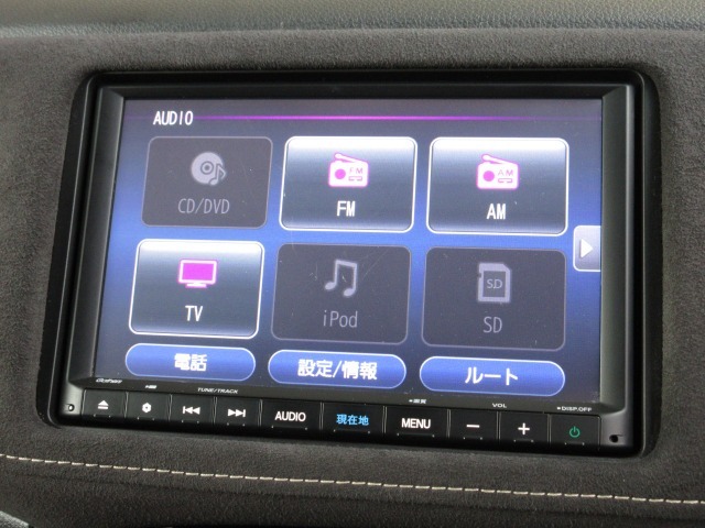ナビゲーションはギャザズ8インチナビ（VXM-195VFEi）を装着しております。AM、FM、CD、DVD再生、Bluetooth、フルセグTVがご使用いただけます。