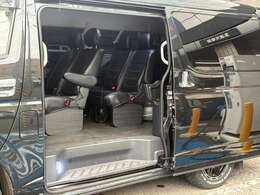 後席スライドドアは大きく開きますので、スーツケースなどの大型のお荷物も楽々積み込みが可能です！