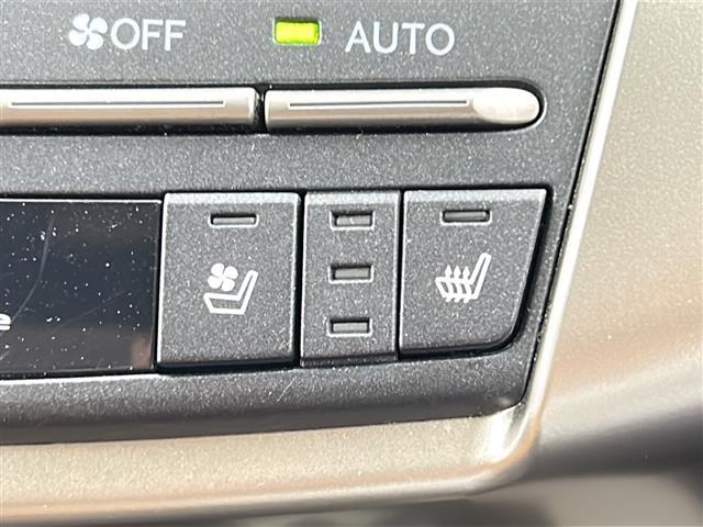 【シートベンチレーション】夏場の暑い日でも、シートの座面や背もたれの部分から風が送られてくるので、蒸れを防ぎます！また換気などの効果もあり、室内環境を整えてくれます。