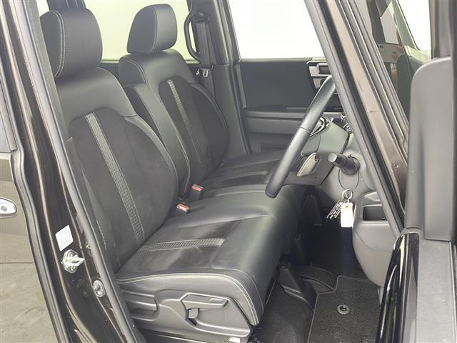 【運転席】座り心地が良いシートなので長時間の運転でも快適にお過ごしいただけます。新品のフロアマットのご注文も可能です。掲載箇所以外にご希望の写真がございましたらお気軽にお問い合わせ下さい。