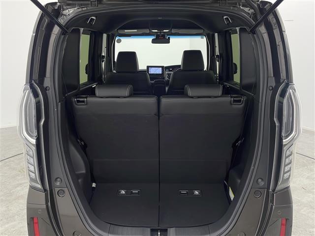 【トランク】積み込みやすくて、たっぷり積める荷室です。シートアレンジできるものは、乗車人数と荷物の量や大きさによってシートを動かすことができるので、より快適なドライブが可能です！