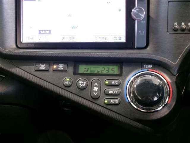 オートエアコンで快適な室内です。