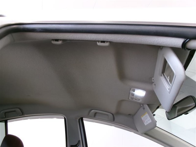 サンバイザーには、バニティーミラー付いてます。