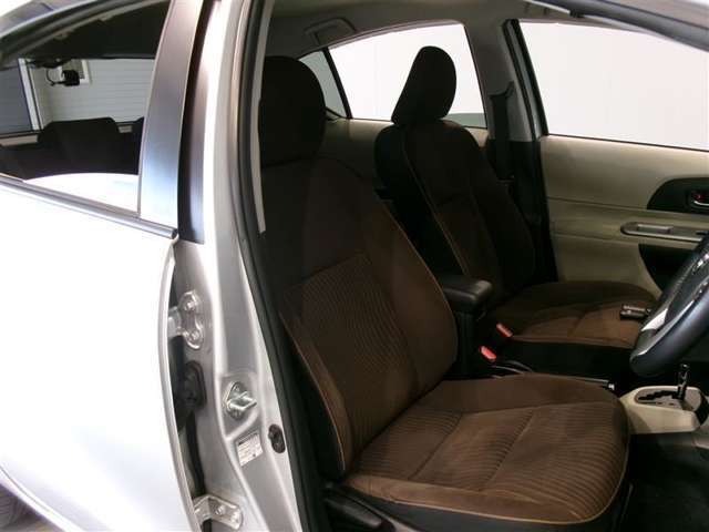 高いホールド性で運転姿勢が安定します。長距離ドライブでも疲れにくいのが魅力です。快適なドライビングライフをお送りください♪