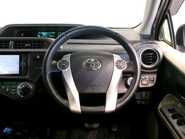 ステアリングスイッチ付き。前方から目を離すことなく操作することが可能です。