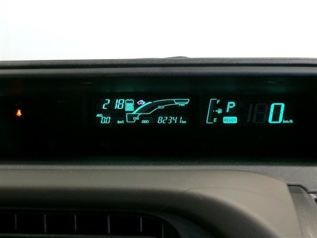 とっても見やすいメーターです。夜間時はラグジュアリーな気分にさせてくれる照明が魅力ですので、夜のドライブも楽しみになりますよ♪