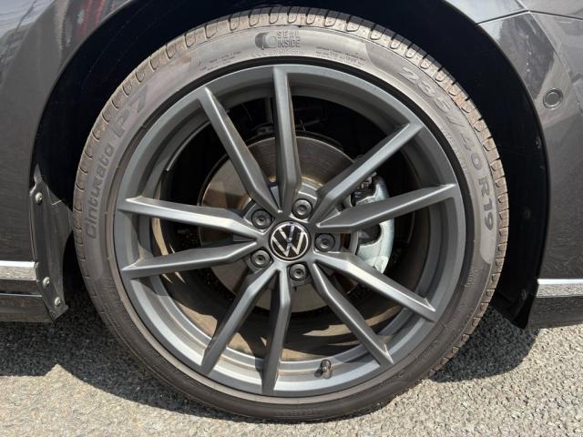 R-Line専用5ダブルスポークの19インチアルミホイール。（235/40R19：モビリティタイヤ）