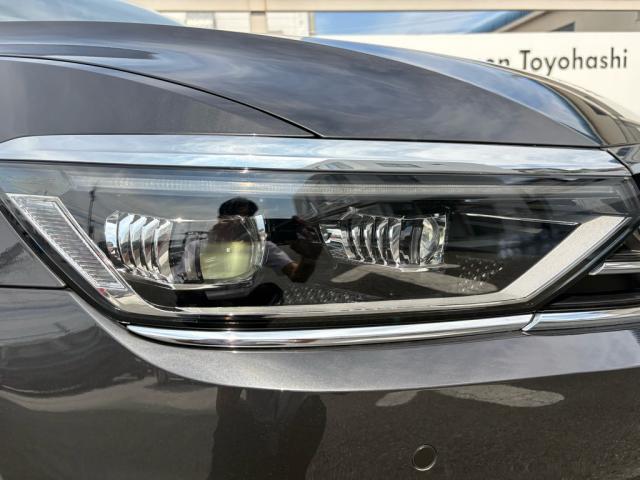 LEDマトリックスヘッドライト「IQ.LIGHT」。マトリックスモジュールに搭載されたLEDを個別に点灯点滅することで、眩惑を最小限に、照射エリアは最大限に確保する最新のヘッドライトシステムです。