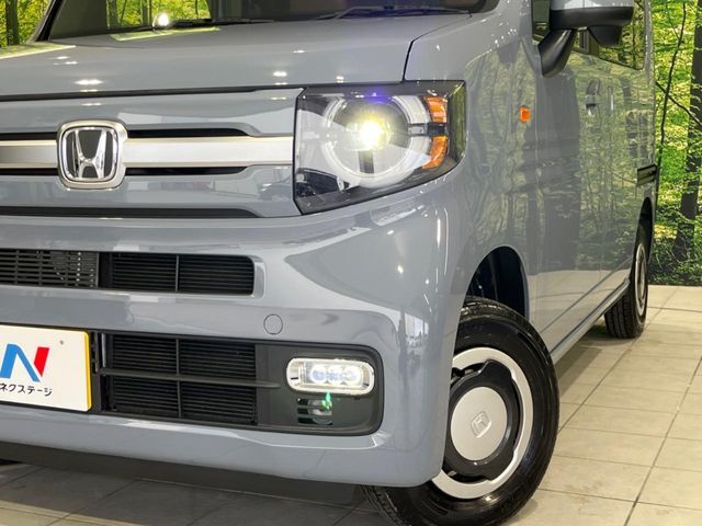 【LEDヘッドライト】悪天候や夜間走行時も良好な視界を確保し安心して運転できる高輝度LEDヘッドライトを装備！点灯速度が早く、消費電力も抑えられています。