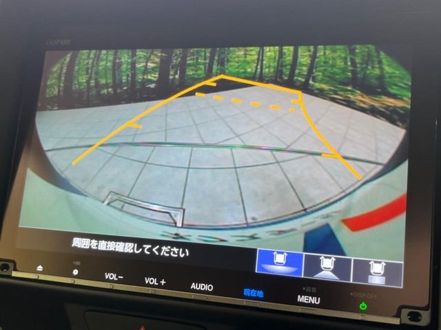 【バックカメラ】駐車時に後方がリアルタイム映像で確認できます。大型商業施設や立体駐車場での駐車時や、夜間のバック時に大活躍！運転スキルに関わらず、今や必須となった装備のひとつです！