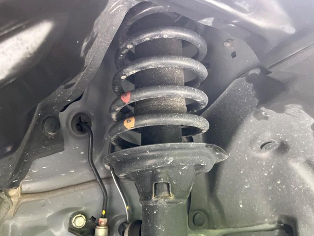 お車を安心してお乗りいただく為には、足回りの定期点検が欠かせません。サービスサポート（有償保証）では無料点検もご提供しており、安心のカーライフをお過ごしいただけるサポート体制が整っています。