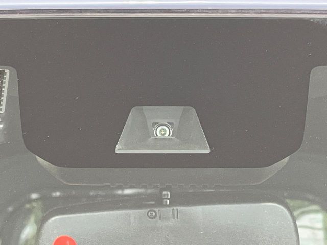 【ホンダセンシング】走行中に前方の車両等を認識し、衝突しそうな時は警報とブレーキで衝突回避と被害軽減をアシスト。より安全にドライブをお楽しみいただけます。