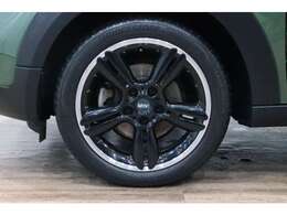 純正オプションのブラックデザインパッケージ(￥230,000)専用18インチ5スターダブルスポーク コンポジットブラック装備！！