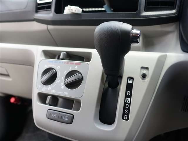 従来のストレート式シフトノブを採用。扱いやすい従来型のシフトノブです！