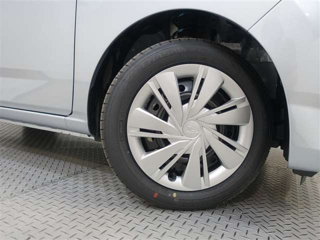 ホイールキャップ付き14インチのスチールホイールを装備！