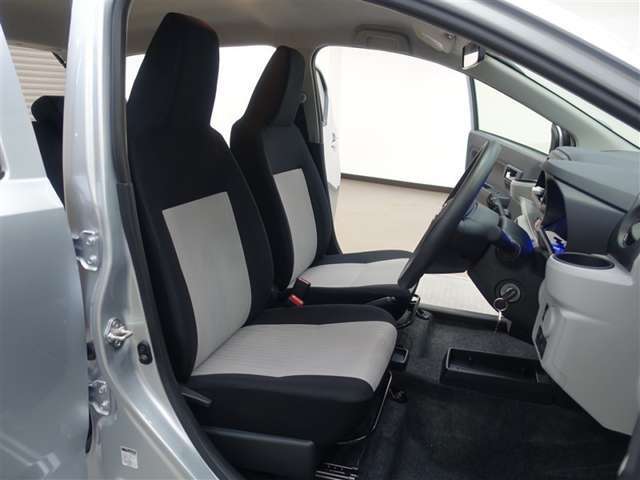 内装はブラックとオフホワイトのツートンカラーで、シート素材はモケットになります。