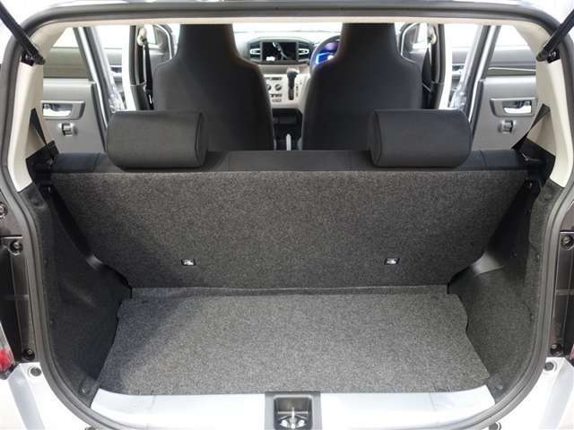 リヤシートのスペースを保ちつつ、荷室も確保しております。