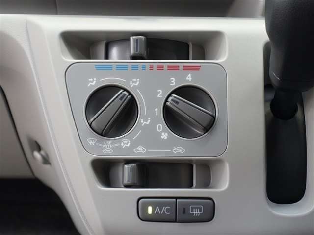 マニュアル式のエアコンを装備。ダイヤル式のスイッチで風量などを調整していただけます。