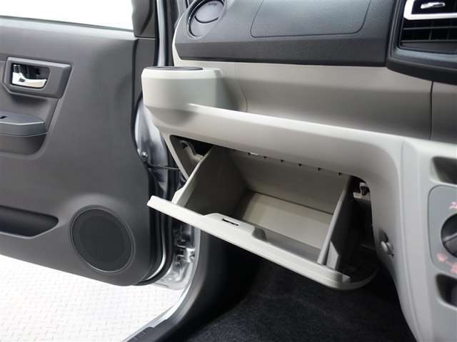 グローブボックスをはじめとする、小物入れも充実しております！