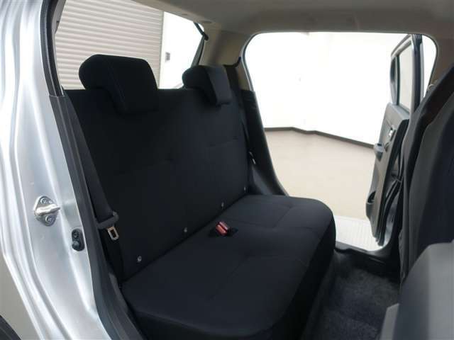 気の合う仲間とお出かけください。リヤシートもユッタリで楽しくドライブ！