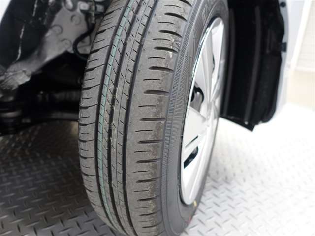 タイヤの残り溝はこのような感じになっております。前後ともに残り溝は約5mmです。