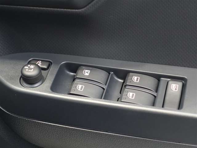 全席パワーウインドゥ付き。後席ウインドゥの閉め忘れも運転席で解決！