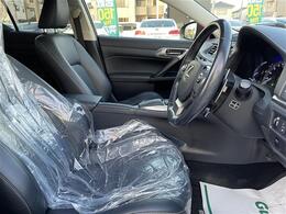 【運転席】座り心地が良いシートなので長時間の運転でも快適にお過ごしいただけます。新品のフロアマットのご注文も可能です。掲載箇所以外にご希望の写真がございましたらお気軽にお問い合わせ下さい。
