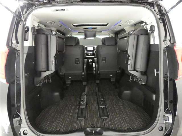 3列目シートは跳ね上げ式で折りたたみ可能です。キャンプ用品など大きな荷物もばっちり収納可能です！
