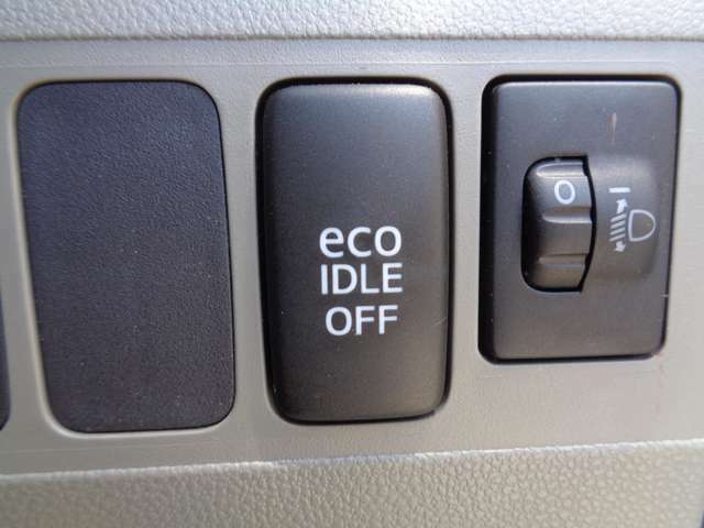 エコアイドルのスイッチになります♪OFFにすることができ夏の暑い時などエンジンが止まるとエアコンが効かなくなりますのでそういう時などにOFFにすることで快適に運転することができます♪