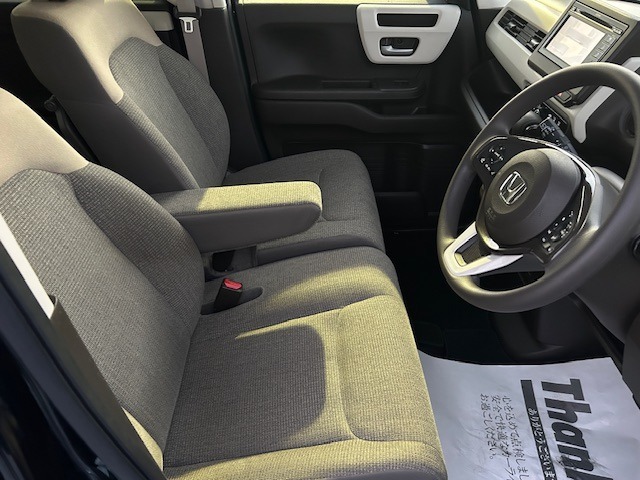 乗り心地の良いフロントシートです。足回りも広々としておりますので、長時間の運転も疲れづらいですよ。