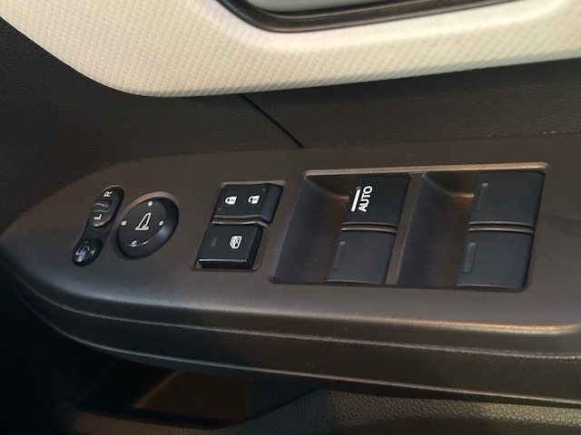 運転席窓操作部スイッチの画像です。