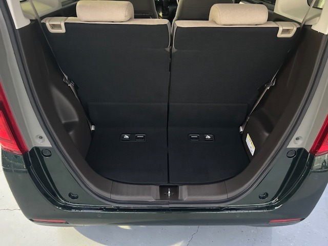 普段のお買い物に十分な広さのラゲッジスペースです。リアシートを倒せば大きな荷物も載せられます。