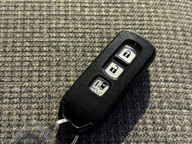 スマートキーは携帯しているだけで、ドアの施錠、解錠、エンジンの始動ができます。