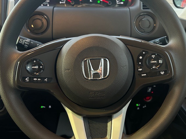 ハンドル左側にはオーディオコントローラーがついております。右側にはクルーズコントロール機能などのボタンがついており、高速道路走行時の負担を軽減します。