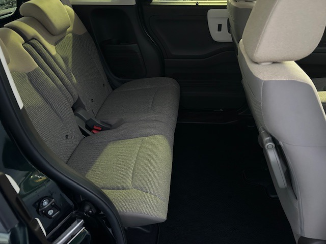 リアシートも前席同様広々としておりますので、後部座席にお乗りの方も快適に過ごして頂けます。