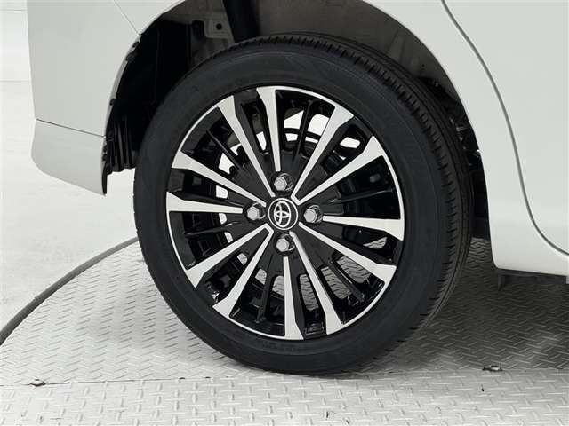 タイヤサイズは175/55R15！純正アルミホイール！納車前の点検時にタイヤ交換させていただきます！