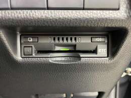 【ETC】有料道路を利用する際に料金所で停止することなく通過できる、ETC車載器（ノンストップ自動料金収受システム機器）が装備されています。セットアップを行うことで利用可能になります。